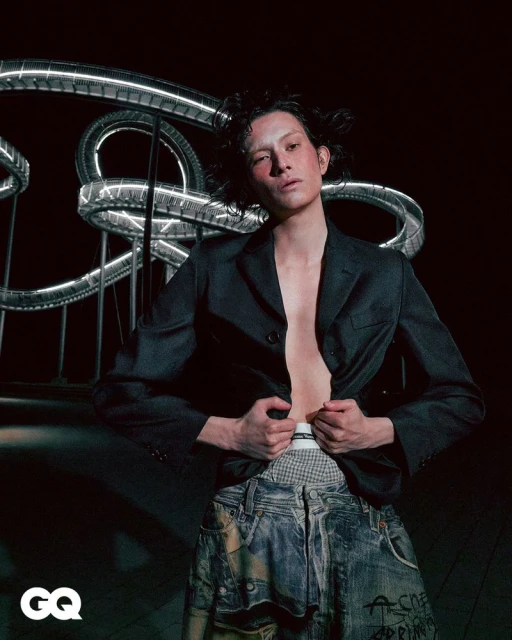 아찔하게 비틀어진 휘황한 실루엣