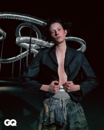 아찔하게 비틀어진 휘황한 실루엣