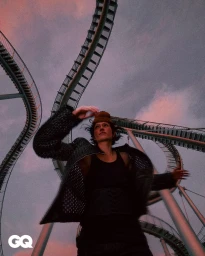 아찔하게 비틀어진 휘황한 실루엣