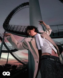 아찔하게 비틀어진 휘황한 실루엣