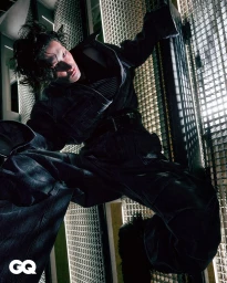 아찔하게 비틀어진 휘황한 실루엣