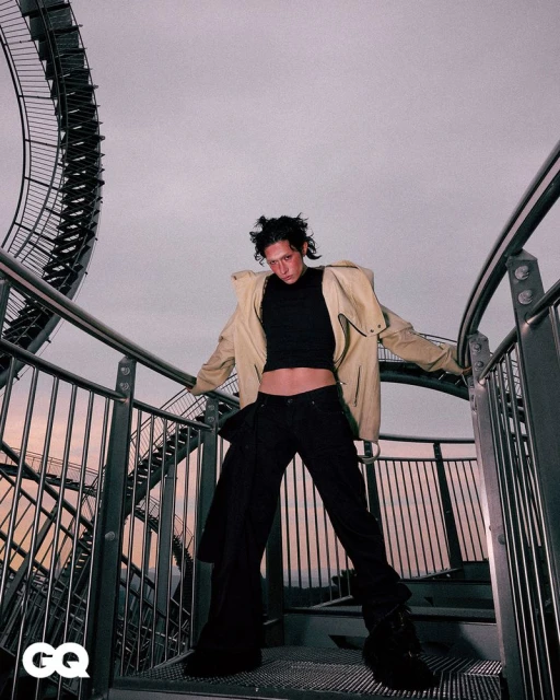 아찔하게 비틀어진 휘황한 실루엣