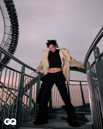 아찔하게 비틀어진 휘황한 실루엣