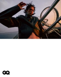 아찔하게 비틀어진 휘황한 실루엣