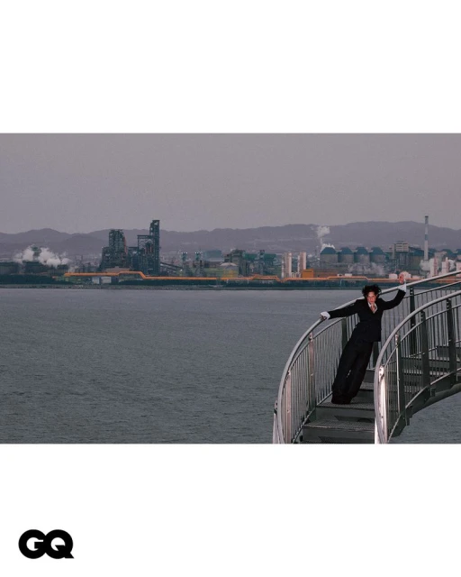 아찔하게 비틀어진 휘황한 실루엣