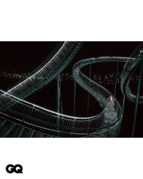 아찔하게 비틀어진 휘황한 실루엣