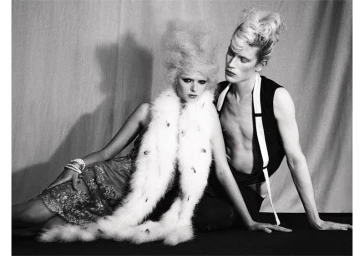 he loves me / she loves me not'