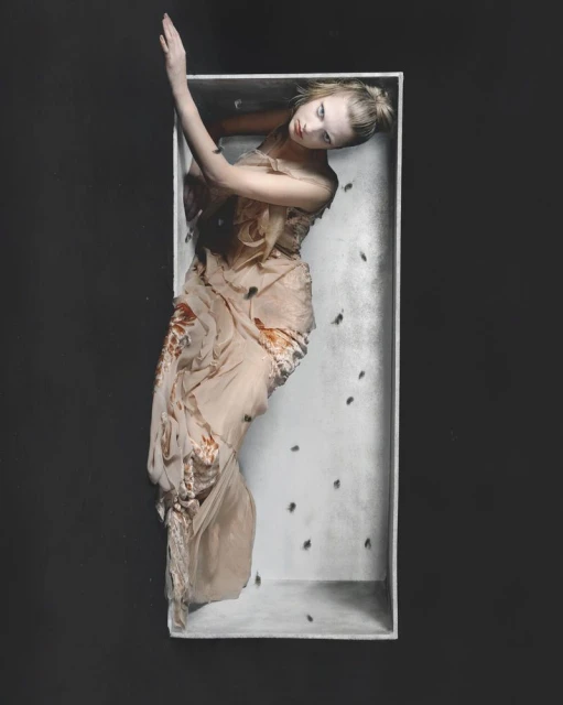 THE MOTHER OF SILHOUETTES: WHEN ARCHIVES SPEAK