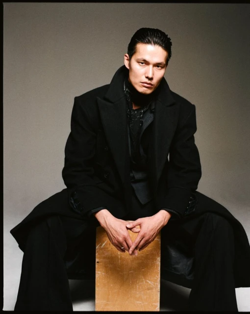 The Sharp Edge of Elites Through the Lens