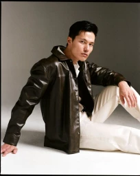 The Sharp Edge of Elites Through the Lens