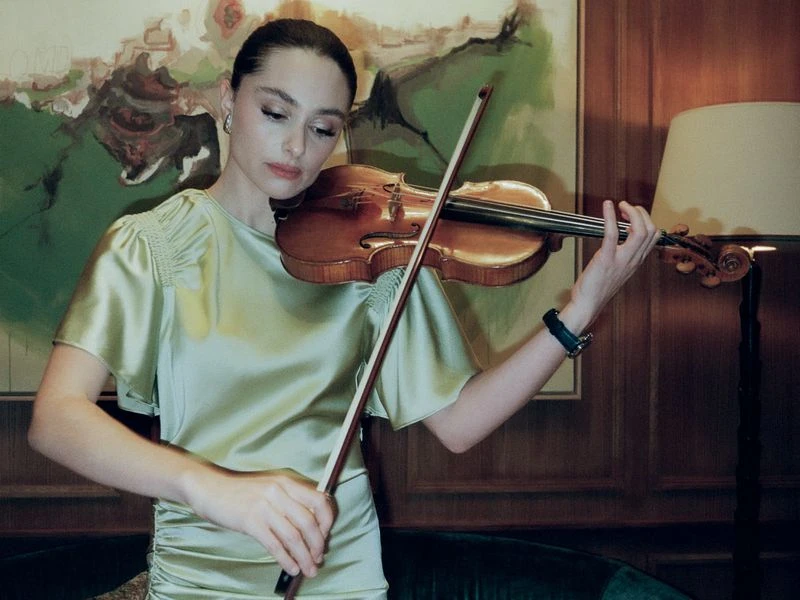 Dedicate, issue 43 Esther Abrami la prodige du Violon