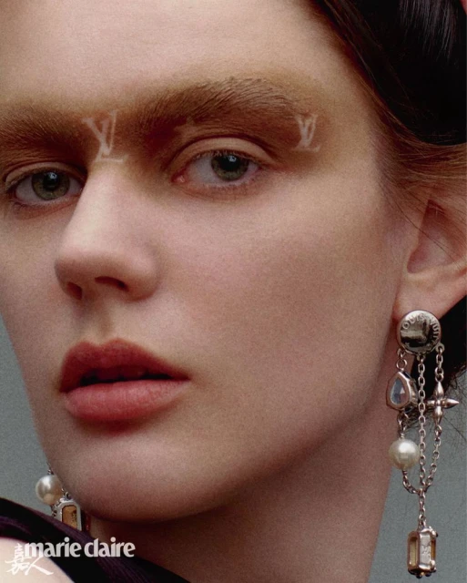 Editorial by Yøøn Chøng