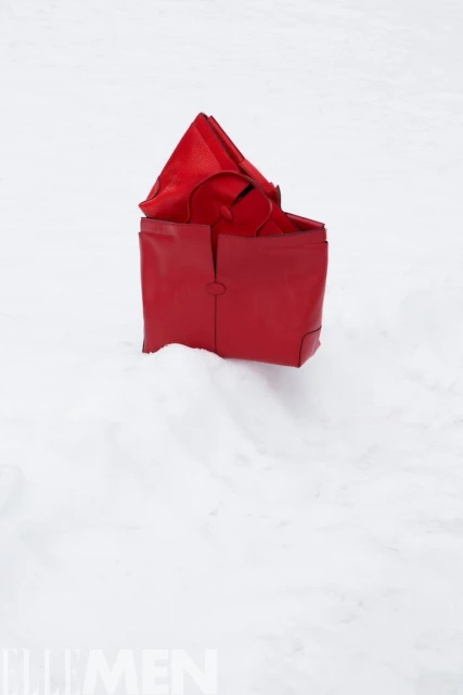 Traces of red in snowland