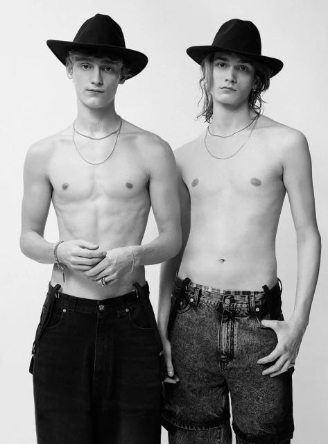 Tying Knots in the Devils's Tie