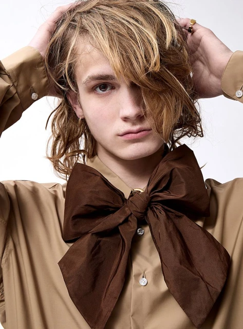 Tying Knots in the Devils's Tie