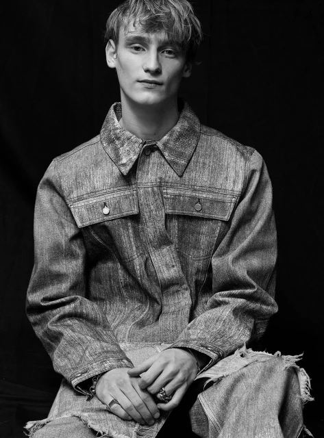 Tying Knots in the Devils's Tie