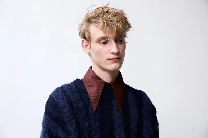 Tying Knots in the Devils's Tie