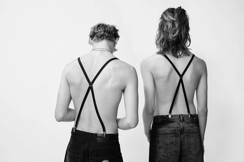 Tying Knots in the Devils's Tie