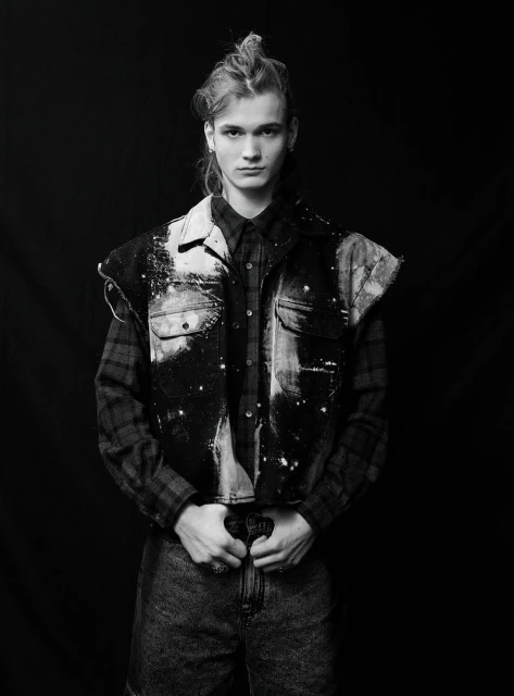 Tying Knots in the Devils's Tie