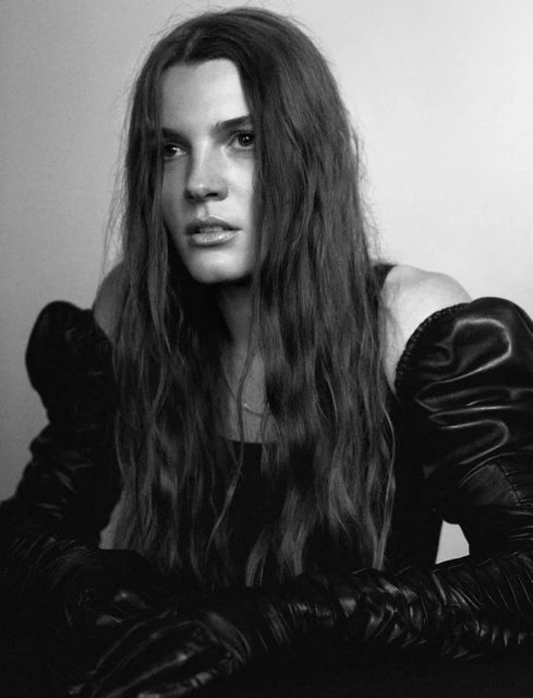 Heroine 24 / Sophia Stel