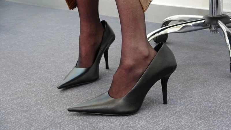 THE QUIET BETWEEN SCREENS