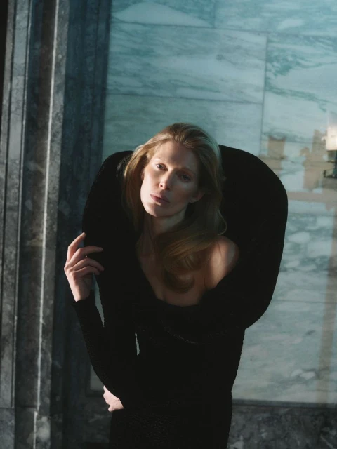 Iselin Steiro/ Statuesque