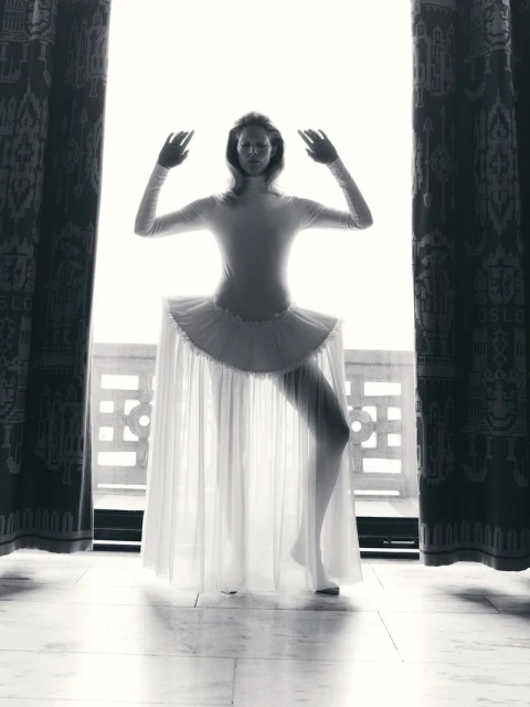 Iselin Steiro/ Statuesque