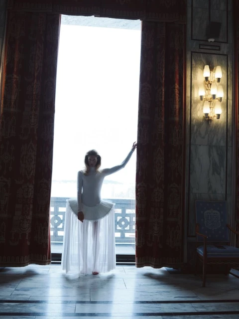 Iselin Steiro/ Statuesque