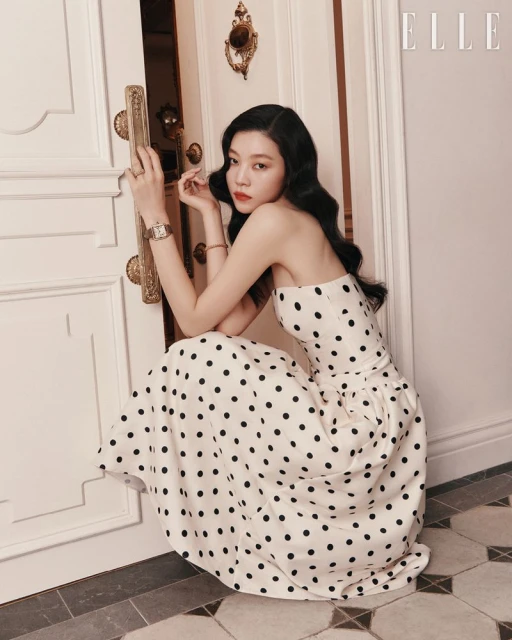 까르띠에를 대표하는 아이코닉 워치로 붉게 물들인 미스 루즈의 시간.