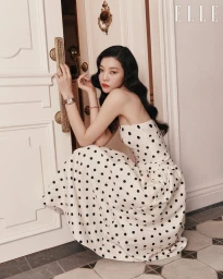 까르띠에를 대표하는 아이코닉 워치로 붉게 물들인 미스 루즈의 시간.