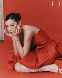 까르띠에를 대표하는 아이코닉 워치로 붉게 물들인 미스 루즈의 시간.