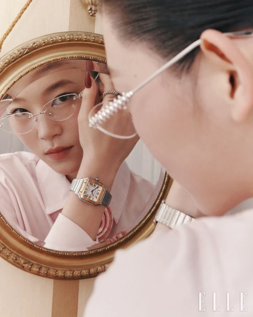 까르띠에를 대표하는 아이코닉 워치로 붉게 물들인 미스 루즈의 시간.