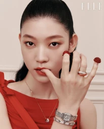 까르띠에를 대표하는 아이코닉 워치로 붉게 물들인 미스 루즈의 시간.