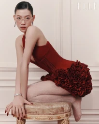 까르띠에를 대표하는 아이코닉 워치로 붉게 물들인 미스 루즈의 시간.