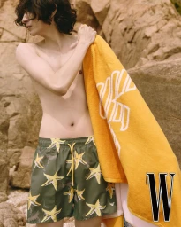 여름의 시작을 알리는 엠포리오 아르마니 스윔웨어