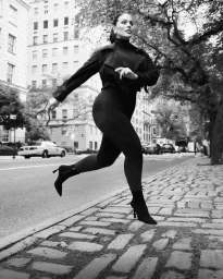 Stuart Weitzman F/W 2025 Campaign